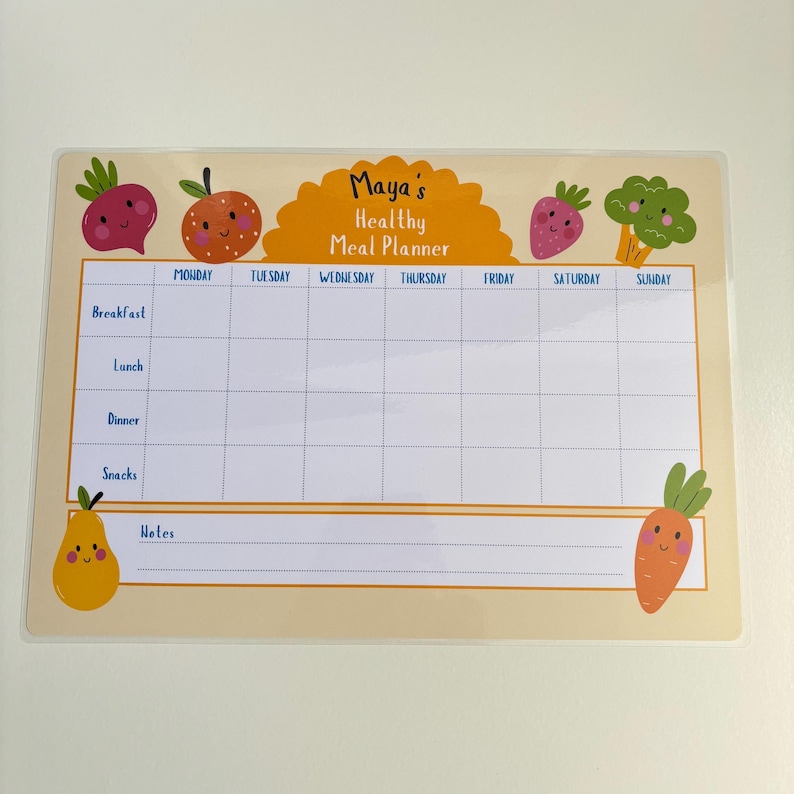 Puede incluir: Un planificador de comidas semanal con el texto "Maya's Healthy Meal Planner". El planificador tiene un dise&ntilde;o de cuadr&iacute;cula para cada d&iacute;a, con secciones para comidas y refrigerios. Decorado con frutas y verduras de dibujos animados.
