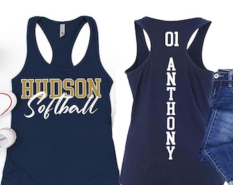以下が含まれることがあります： 紺色のソフトボールタンクトップ。金と白で「HUDSON Softball」の文字がプリントされています。タンクトップの背面には、番号「01」と名前「ANTHONY」が白でプリントされています。青いジーンズと白いスニーカーが含まれています。