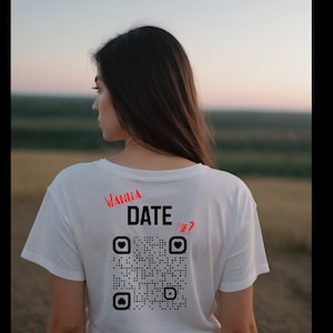 Könnte beinhalten: Ein weißes T-Shirt mit dem Text "Wanna Date Me?" und einem schwarzen QR-Code auf der Rückseite.