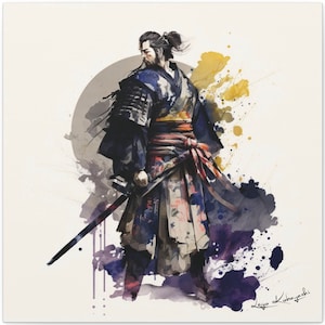 Puede incluir: Una pintura de acuarela de un guerrero samurái con un kimono negro y azul con una faja roja. El guerrero sostiene una espada y está de pie frente a un gran fondo circular gris y blanco. El fondo está salpicado de pintura amarilla y morada.