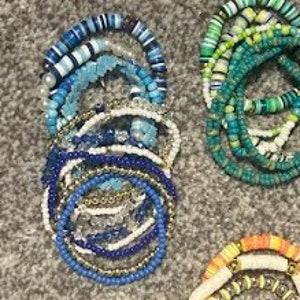Set di braccialetti colorati: perline di argilla, perline, cristalli, perle, spago