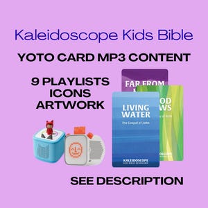 Peut inclure: Image d'un haut-parleur bleu clair avec une figurine rouge, un haut-parleur blanc et une carte blanche avec un accent orange. L'image montre également trois cartes colorées avec du texte, dont "Living Water". Le texte "Kaleidoscope Kids Bible" est en haut.