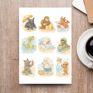 Może przedstawiać: Arkusz naklejek z fantazyjnymi ilustracjami różnych stworzeń spędzających dzień na plaży. Projekty obejmują czarną sowę w okularach przeciwsłonecznych, Wielką Stopę budującą zamek z piasku i smoka w kole ratunkowym. Tekst "STICKER SHEET".