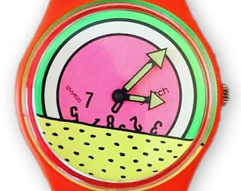 Könnte beinhalten: Eine leuchtend orangefarbene Armbanduhr aus Kunststoff mit einem rosafarbenen, grünen und gelben Zifferblatt. Das Zifferblatt der Uhr hat einen schwarzen Stunden- und Minutenzeiger sowie einen grünen Sekundenzeiger. Auf dem Zifferblatt der Uhr sind außerdem die Wörter "Swatch" und "Swiss" aufgedruckt.