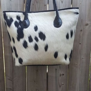 Sac fourre-tout en cuir de vachette pour femme, sac à bandoulière en cuir de vache fait main Cheveux en cuir de vache sur sac à main Sac fourre-tout en cuir de vachette noir et blanc Sac à main western en cuir de vachette