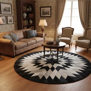 Könnte beinhalten: Ein Wohnzimmer mit einem braunen Ledersofa, zwei Sesseln und einem runden Couchtisch aus Holz. Ein großer, runder Teppich mit einem geometrischen Muster in Schwarz, Weiß und Grau liegt auf dem Holzboden. Der Raum hat einen traditionellen Stil mit gerahmten Kunstwerken und einem Bücherregal.