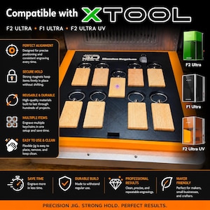 以下が含まれることがあります： XToolマシン用の黒とオレンジのレーザー彫刻用ジグ。複数の長方形の木製キーホルダーを配置するスロットを備えています。ジグにはF2 Ultra、F1 Ultra、F2 Ultra UVモデルのラベルがあり、位置合わせ、確実な保持、耐久性、使いやすさに関するアイコンとテキストが記載されています。