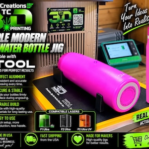 Puede incluir: Una plantilla para botella de agua de 30oz para grabado láser, con una botella rosa brillante sobre una base negra. La imagen incluye el texto: Top Creations 3D Printing, Simple Modern 30oz Water Bottle Jig, Compatible with xTool, y Turn Your Ideas Into Reality.