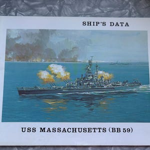 Könnte beinhalten: Ein Druck mit dem Titel "SHIP'S DATA" mit einem Gemälde des Schlachtschiffs USS Massachusetts (BB 59), das seine Kanonen abfeuert. Das Bild zeigt das Schiff auf See mit Explosionen und Text oben und unten.