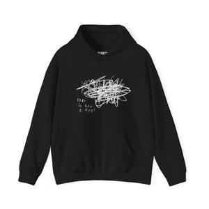 以下が含まれることがあります： 白いスクリブルと「This is how I feel」というテキストの白いグラフィックが描かれた黒いパーカー。