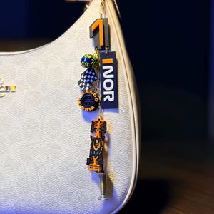 Lando-inspirerad 2026 F1 British Papaya Team-väska med berlock | Motorsportpresent