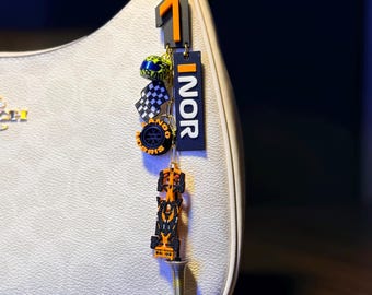 Lando inspiriert 2026 F1 British Papaya Team Taschenanhänger | Motorsport Geschenk