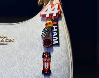 Pingente para Bolsa Inspirado em Lewis Hamilton e na Equipe Italiana de F1 Vermelha de 2026 | Presente para Fãs de Automobilismo