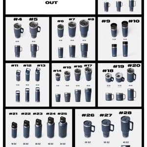 K&ouml;nnte beinhalten: Eine Produkt&uuml;bersicht von YETI-Trinkgef&auml;&szlig;en in Dunkelblau, einschlie&szlig;lich Bechern, Flaschen und Tassen in verschiedenen Gr&ouml;&szlig;en. Der Text "PLEASE SELECT YOUR BOTTLE NUMBER AT CHECK OUT" ist ebenfalls enthalten.