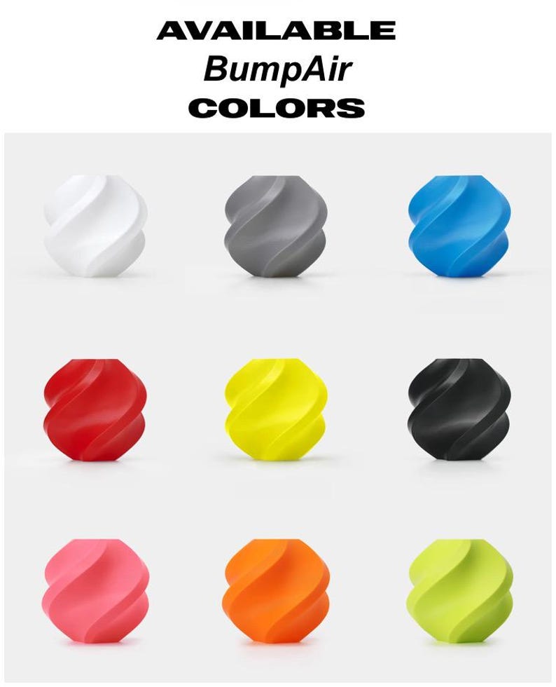 K&ouml;nnte beinhalten: Das Bild zeigt eine Auswahl an BumpAir-Produkten in verschiedenen Farben. Es sind neun Objekte in Wei&szlig;, Grau, Blau, Rot, Gelb, Schwarz, Rosa, Orange und Gr&uuml;n zu sehen. Der Text "AVAILABLE BumpAir COLORS" befindet sich oben.