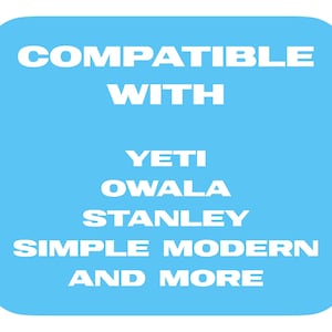K&ouml;nnte beinhalten: Ein hellblaues Quadrat mit abgerundeten Ecken zeigt den wei&szlig;en Text "COMPATIBLE MIT YETI OWALA STANLEY SIMPLE MODERN AND MORE". Der Text ist fett und ohne Serifen.