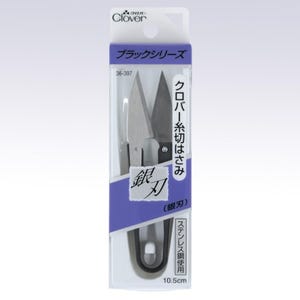 Könnte beinhalten: Eine Nahtenschere aus silberfarbenem Metall in einer durchsichtigen Plastikverpackung. Die Verpackung ist mit "Clover Black Series 36-397" und "Faden Schere" beschriftet. Die Schere ist 10,5 cm lang und aus Edelstahl.