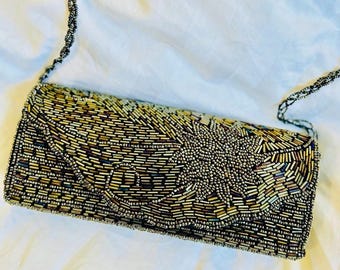 Clutch de noite vintage com estampa floral em miçangas e alça.