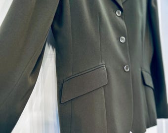 Conjunto de chaqueta y pantalón Kasper A.S.L. Petite color verde bosque.