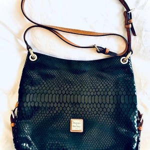 Dooney & Bourke zwarte schoudertas met pythonreliëf