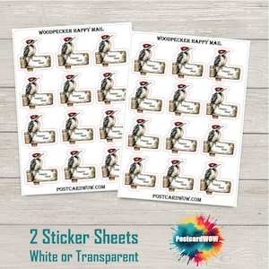 Puede incluir: Dos hojas de pegatinas con ilustraciones de pájaros carpinteros con gorras rojas y el texto "Happy Mail" en un letrero de madera. Las hojas están etiquetadas como "Woodpecker Happy Mail" y "PostcardWoW.com". El texto inferior dice "2 hojas de pegatinas blancas o transparentes".