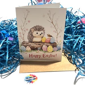 Joyeuses Pâques avec un hérisson et un oiseau sur une bûche - Carte pliée avec enveloppe - Vierge à l'intérieur