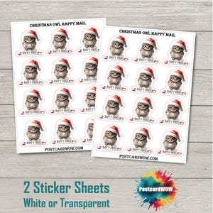 Puede incluir: Dos hojas de pegatinas con búhos navideños con gorros de Papá Noel. Cada pegatina de búho tiene el texto "Happy Mail". Las hojas están etiquetadas como "2 hojas de pegatinas blancas o transparentes" con el logotipo de PostcardWoW.