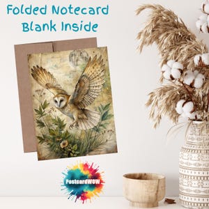 Può includere: Un biglietto piegato con un'illustrazione ad acquerello di un barbagianni in volo, ambientato su uno sfondo di mappa vintage. Il biglietto è vuoto all'interno e include il testo "Folded Notecard Blank Inside". Il biglietto è abbinato a una busta marrone.