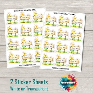 Puede incluir: Dos hojas de pegatinas con un pato de dibujos animados sosteniendo un letrero que dice "Happy Mail". El pato es amarillo, sobre hierba verde, con un letrero de madera. El texto "Quirky Duck Happy Mail" está en la parte superior.