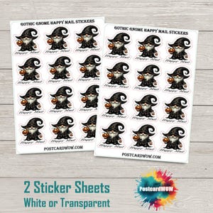 Puede incluir: Dos hojas de pegatinas con un gnomo gótico sosteniendo una calabaza. Cada hoja tiene 18 pegatinas con el texto "Happy Mail".