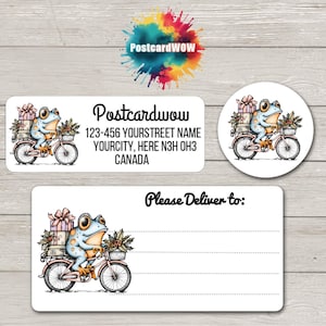 Pode incluir: Etiquetas de endereço brancas e um autocolante redondo com um sapo de desenho animado numa bicicleta, transportando presentes. As etiquetas incluem o texto "Postcardwow" e informações de endereço. O autocolante redondo tem o mesmo design de sapo.