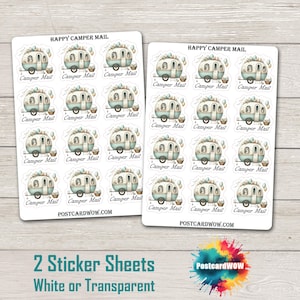 Puede incluir: Dos hojas de pegatinas con un diseño de autocaravana vintage. Cada hoja tiene 18 pegatinas con el texto "Happy Camper Mail" y "Camper Mail" en cada pegatina. Las pegatinas son blancas con un diseño de autocaravana azul claro y marrón.