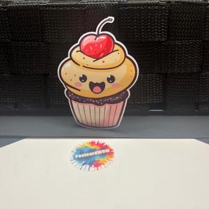 Cupcake mignon - autocollant en vinyle - ordinateur portable - bouteille d'eau - étui pour téléphone - cahiers