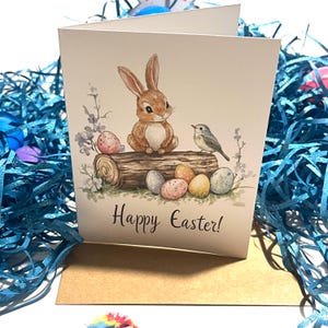 Joyeuses Pâques avec un lapin sur une bûche et un oiseau - Carte pliée avec enveloppe - Vierge à l'intérieur