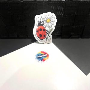 Coccinelle avec marguerite - autocollant en vinyle - ordinateur portable - gourde - étui pour téléphone - cahiers