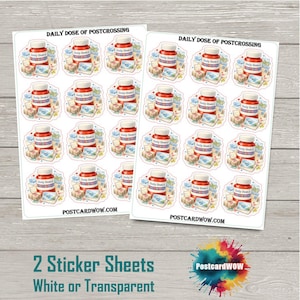Puede incluir: Dos hojas de pegatinas con un diseño que presenta un frasco de pastillas rojo con la etiqueta "Daily Dose of Postcrossing" y postales. El texto "2 hojas de pegatinas blancas o transparentes" está en la parte inferior. El logotipo de PostcardWoW también es visible.