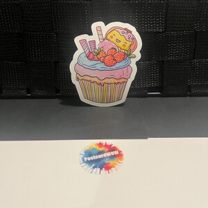 Délicieux petit gâteau avec un visage joyeux - autocollant en vinyle - ordinateur portable - bouteille d'eau - étui pour téléphone - cahiers