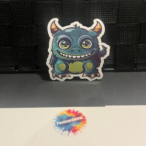 Monstre vert souriant - autocollant en vinyle - ordinateur portable - gourde - étui pour téléphone - cahiers