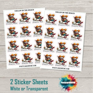 Puede incluir: Dos hojas de pegatinas con una rana de dibujos animados con gafas de sol relajándose en una silla de playa. Las pegatinas tienen el texto "Happy Mail" y "Chillin on the Beach". También se ve el sitio web POSTCARDWOW.COM.
