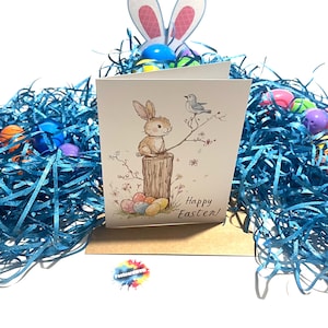 Joyeuses Pâques avec un lapin sur le moignon et un oiseau sur une branche - Carte pliée avec enveloppe - Vierge à l'intérieur