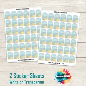 Puede incluir: Dos hojas de pegatinas con un fondo azul claro y un diseño de sol amarillo. Las pegatinas tienen la inscripción "Hello Sunshine". La dirección del sitio web "postcardwow.com" está impresa en la parte inferior de las hojas de pegatinas. El texto "2 hojas de pegatinas blancas o transparentes" está impreso en la parte inferior.