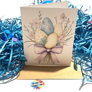 Joyeuses Pâques bouquet de fleurs et d'oeufs avec noeud violet - Carte pliée avec enveloppe - Blanc à l'intérieur