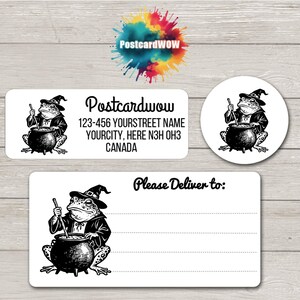 Peut inclure: Étiquettes blanches et un autocollant rond avec une grenouille de dessin animé portant un chapeau de sorcière et remuant un chaudron. Les étiquettes incluent le texte "Postcardwow" et une adresse. L'autocollant a la même grenouille.