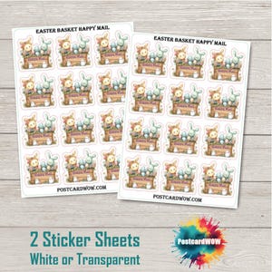 Puede incluir: Dos hojas de pegatinas con diseños de Pascua. Cada pegatina muestra una cesta de madera llena de conejitos, huevos y flores, con el texto "Happy Mail". Las hojas también incluyen el texto "2 hojas de pegatinas Blanco o Transparente" y el sitio web "POSTCARDWOW.COM."