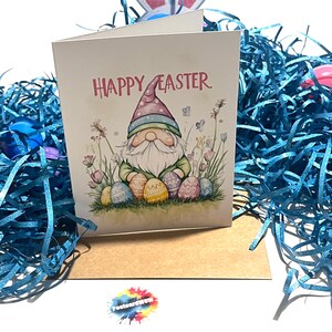 Joyeuses Pâques avec un gnome portant un chapeau violet - Carte pliée avec enveloppe - Vierge à l'intérieur