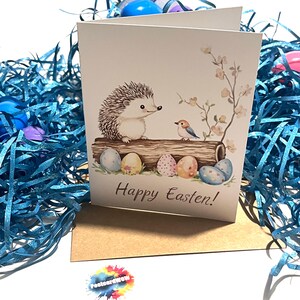Joyeuses Pâques avec un hérisson et un oiseau sur une bûche avec des œufs - Carte pliée avec enveloppe - Vierge à l'intérieur