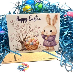 Joyeuses Pâques avec un lapin portant une veste violette - Carte pliée avec enveloppe - Intérieur vierge