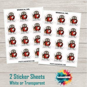 Puede incluir: Dos hojas de pegatinas con ilustraciones de búhos caprichosos. Cada búho lleva un abrigo rojo y sostiene una carta y una pequeña planta en maceta. El texto "Happy Mail" está incluido en cada pegatina. Las hojas están etiquetadas como "2 hojas de pegatinas blancas o transparentes".
