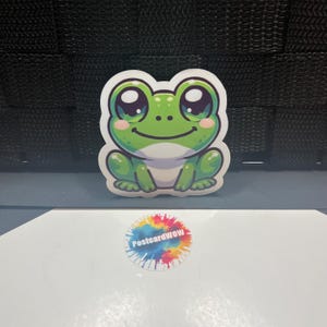 Grenouille mignonne - autocollant en vinyle - ordinateur portable - bouteille d'eau - étui pour téléphone - cahiers