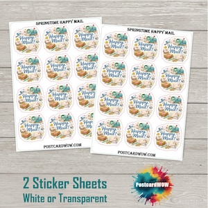 Puede incluir: Dos hojas de pegatinas con temática primaveral. Cada pegatina presenta un buzón, un paquete y las palabras "Happy Mail!" en una fuente caprichosa. También se incluye el texto "2 hojas de pegatinas blancas o transparentes".